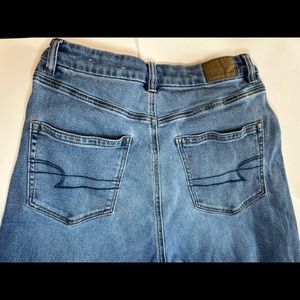 AMERICAN EAGLE Curvy Mom Jean (Size US W6)